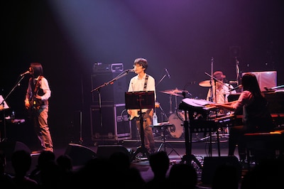 メンバーは全員クラシックテイストを漂わせる衣装で登場。