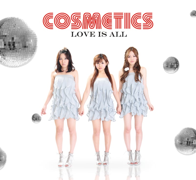写真はCOSMETICSのミニアルバム「LOVE IS ALL」ジャケット。