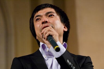 予想外の涙を見せたふかわ。言葉に詰まりながらも自分の気持ちをファンに伝えようとする姿を観て、ファンから「がんばって！」の声援が飛び交った。