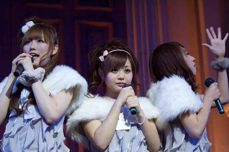 ももえりプロデュースの新衣装をお披露目したCOSMETICS。CDジャケットでも同じ衣装を着た3人を目にすることができる。