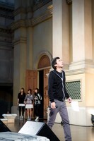 ステージ上でさまざまな確認作業を進めるふかわりょう。