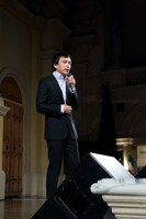 ステージに登場したふかわりょう。