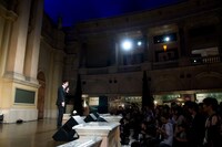 会場には多くの観客と報道陣が詰めかけた。