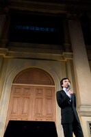 2010年は攻めることをファンに宣言したふかわりょう。