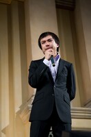 ファンのあたたかい拍手と声援に目頭を熱くするふかわりょう。