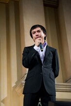 ファンのあたたかい拍手と声援に目頭を熱くするふかわりょう。