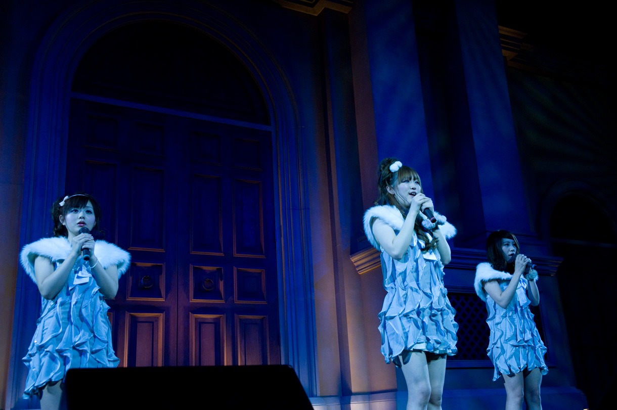 「tomorrow～winter mix～」を披露するCOSMETICS。