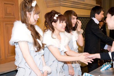 握手会ではファン一人ひとりと会話しつつ、ファンとの親交を深めていった。