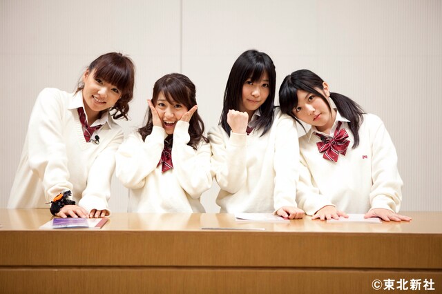 急遽教鞭をとることになった野呂佳代、大島優子、指原莉乃、宮崎美穂（写真左から）の4人。(C) 東北新社