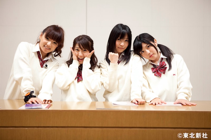 急遽教鞭をとることになった野呂佳代、大島優子、指原莉乃、宮崎美穂（写真左から）の4人。(C) 東北新社