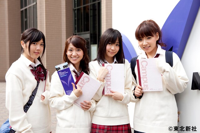 宮崎は「ホラー」、大島は「人付き合い」、指原は「アイドル写真から学ぶモテ力」、野呂は「笑い」の講義を披露。指原は“ヲタ芸”について講義するためにある秘策をとる。(C) 東北新社