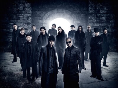 パフォーマーAKIRA（写真右から4番目）はインフルエンザに感染し、現在は自宅療養中。復活の時期は本人の回復状況をみて後日アナウンスされる予定だ。