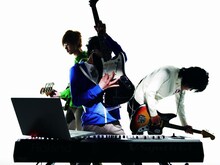 制作作業の合間を縫って、ライブも精力的に行っているザ・ジェッジジョンソン。11月28日には東放ミュージックカレッジのライブホールCROSS ROADで行われる学生主催のイベントに出演する。