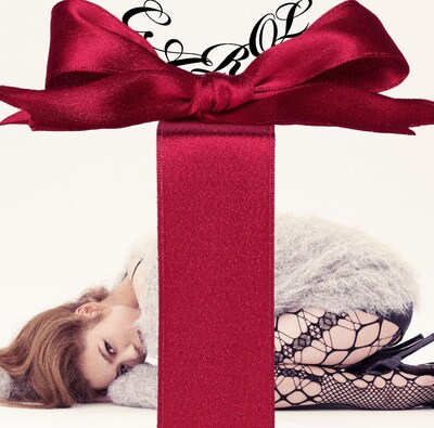 初回限定盤はインタビューやオフショットを収録したDVD付きの2枚組仕様となる（写真はジャケット）。