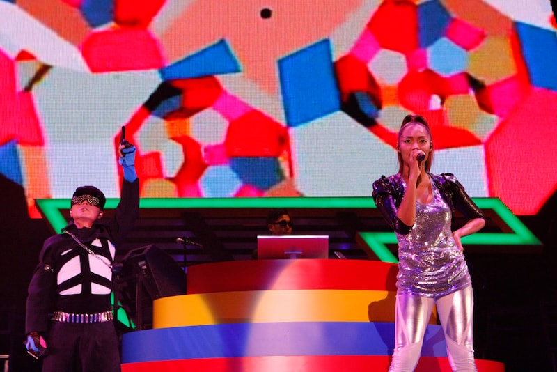 Crystal Kayは「Love Don't Cry」「REEEWIND!」「gET oN!」を披露。