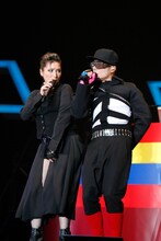 写真は2009年11月15日のライブでのVERBAL（写真右）とLISA（左）。ステージでは「come again」「been so long」といったLISA在籍時代の楽曲から最新ナンバー「SOUND BOY THRILLER feeeeeeeeeeat. LISA」まで、m-floの10年を彩った名曲の数々が披露された。