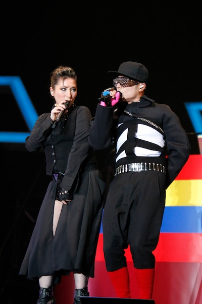 写真は2009年11月15日のライブでのVERBAL（写真右）とLISA（左）。ステージでは「come again」「been so long」といったLISA在籍時代の楽曲から最新ナンバー「SOUND BOY THRILLER feeeeeeeeeeat. LISA」まで、m-floの10年を彩った名曲の数々が披露された。