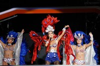 初日の14日のみ出演のMINMI。ヒット曲「Lotta Love」を披露した。