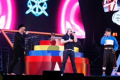 MONKEY MAJIKが登場すると会場からは大歓声が響き渡った。