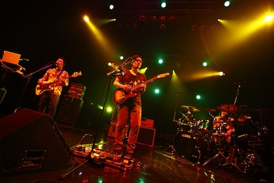 「ホームグラウンド」と語る東京で圧巻のステージを披露した3人。年末のワンマンライブ、「COUNTDOWN JAPAN 09/10」を経て、2010年のさらなる活躍にも期待がかかる。