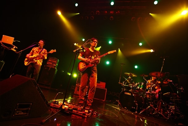 「ホームグラウンド」と語る東京で圧巻のステージを披露した3人。年末のワンマンライブ、「COUNTDOWN JAPAN 09/10」を経て、2010年のさらなる活躍にも期待がかかる。