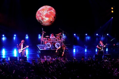 約半年におよんだ「球体」ツアーを無事終え、次なるステップへと足を踏み入れたムック。アンコールのMCでは「国内ツアーやります！」と宣言しており、来年も精力的な活動が期待できそうだ。