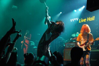 今回のライブを企画したfiesta musicのホン代表は、2008年9月に大阪で初めて騒音寺のパフォーマンスを体験。「彼らのロックには人生の本当のものが詰まっている」と感動した彼女は、彼らの音源を韓国に紹介するために音楽事務所を立ち上げた。