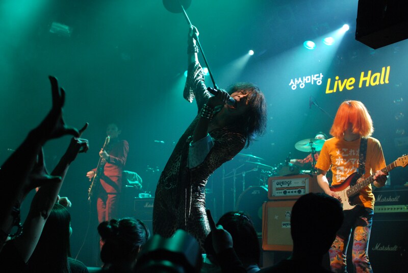 今回のライブを企画したfiesta musicのホン代表は、2008年9月に大阪で初めて騒音寺のパフォーマンスを体験。「彼らのロックには人生の本当のものが詰まっている」と感動した彼女は、彼らの音源を韓国に紹介するために音楽事務所を立ち上げた。