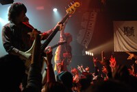 後半戦のMCで、なべはおもむろに韓国語の本を取り出し「新婚旅行はどこへ？」など適当な例文を読み上げ韓国人の笑いを誘った。