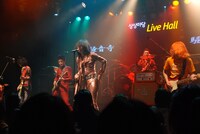 左から、こーへー（B）、タム（G）、なべ（Vo）、サウザー（Dr）、岡裕治（G）。