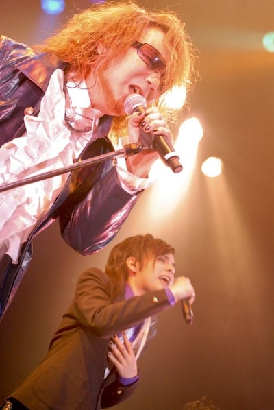 現在の44MAGNUMはPAUL（写真手前）とSTEVIE（奥）のツインボーカル編成だが、ライブではPAULがひとりで歌い上げるハードナンバーも披露。往年のファンにとって感涙もののパフォーマンスとなった。