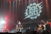 ゲストバンドとして生誕祭に花を添えたBEAT CRUSADERS。計3回も披露した「ACID COLOR ZOO」ではMC 2人がサビで見せた手を振り上げる動きを、観客が真似する場面も。