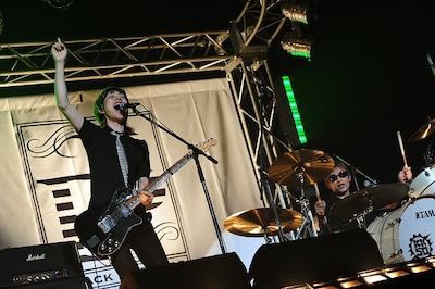 BLACKBORDERSは、その名のとおり黒い衣装に身を包んでプレイ。川西もクールなサウンドにあわせ、サングラス着用のまま演奏する。