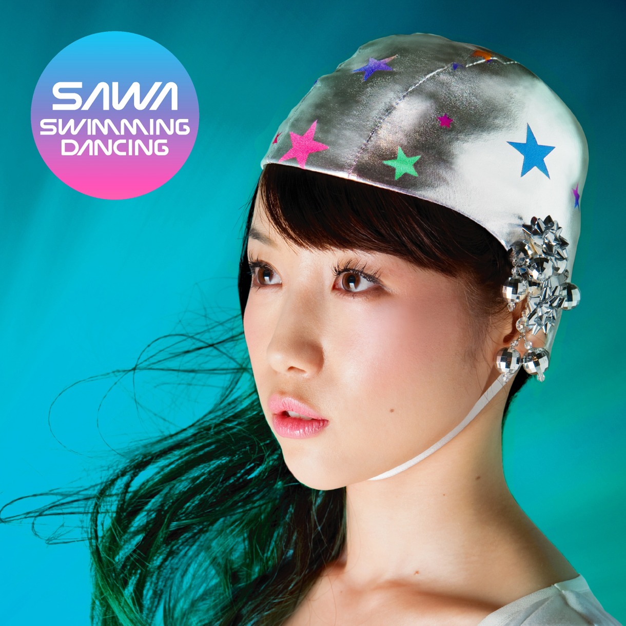 「Swimming Dancing」初回限定盤（写真）にはボーナストラックとして「Swimming Dancing -Extended Club Mix-」「Stars -Jazzin'park 31 good morning Remix-」の2曲を追加。