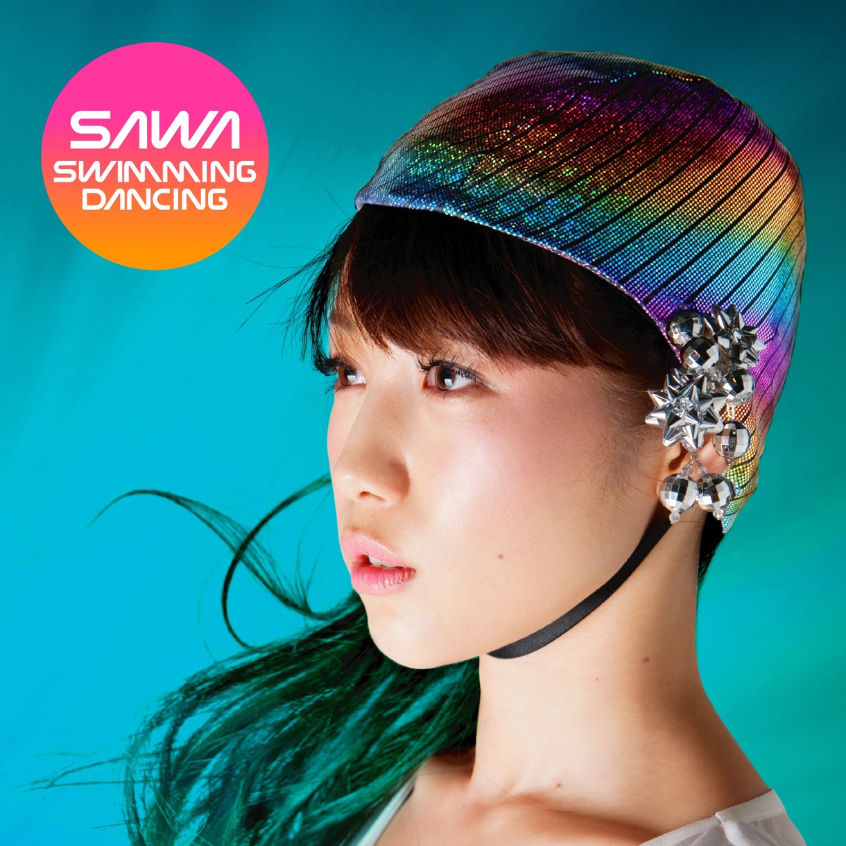 「Swimming Dancing」にはSAWAにとっては重要な音楽的ルーツのひとりである☆Taku Takahashi（m-flo）をはじめ、KENTARO TAKIZAWA、福富幸宏、RYUKYUDISKO、Jazzin'parkらが参加している（写真は通常盤ジャケット）。