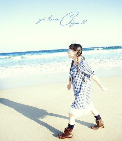 ほっちゃんが青い海をながめながらてくてく歩いているのがBlu-ray版「yui horie CLIPS 2」ジャケット。