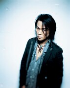 魅力的な歌声はもちろん、その甘いルックスにも人気が集中した森友嵐士。端正な顔立ちは相変わらず。ラジオ日本＆福井放送ではレギュラー番組「森友嵐士 アラシを呼ぶぜ！」が放送中。