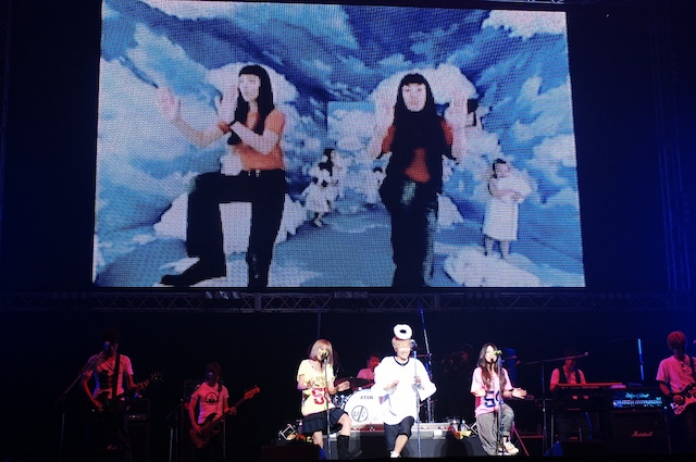 PUFFYのステージで「愛のしるし」を歌う天使姿の川西。PVにあわせた振り付けも決まっている（写真は10月6日日本武道館公演の様子）。