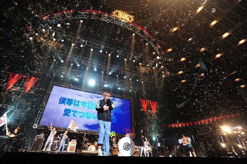 「半世紀少年」では、メインスクリーンに大きな文字で歌詞が表示。会場にいる人全員で合唱できるように気配りされていた。