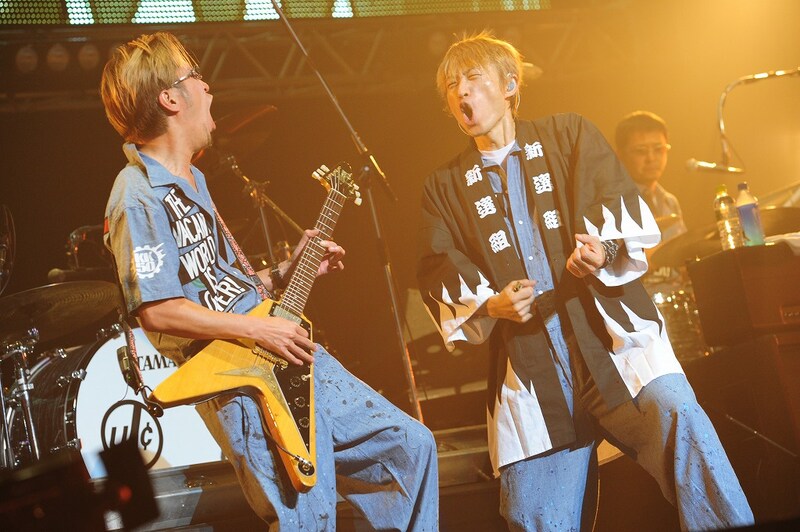 「素浪人ファーストアウト」では阿部が川西のスタンドマイクに寄り添ってコーラスを歌うパフォーマンスを披露。その横でボーカルの川西はエアギターソロを繰り広げるなど、フロントマンとしての立ち振る舞いもばっちり。