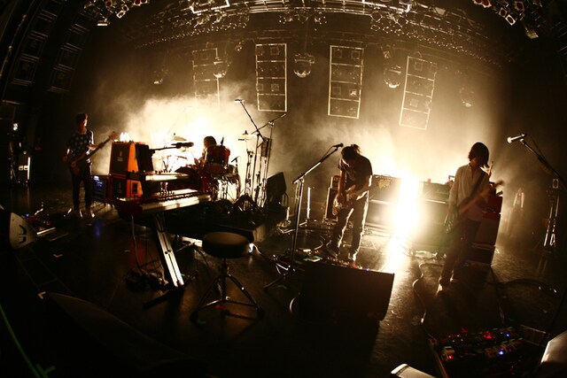 写真は11月18日に横浜BLITZにて行われた、the HIATUSのスプリットツアー「BRAIN ECLIPSE TOUR」の初日公演の模様。