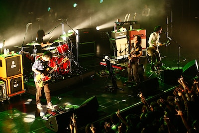 年明け1月13日に約5カ月ぶりとなるシングル「Man-like Creatures」をリリースをするストレイテナー。タイトル曲は実験的な要素を取り入れたバンドの進化を感じさせる1曲となっている。