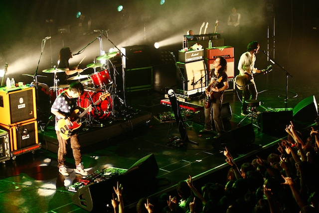 年明け1月13日に約5カ月ぶりとなるシングル「Man-like Creatures」をリリースをするストレイテナー。タイトル曲は実験的な要素を取り入れたバンドの進化を感じさせる1曲となっている。