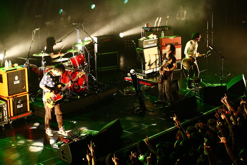 年明け1月13日に約5カ月ぶりとなるシングル「Man-like Creatures」をリリースをするストレイテナー。タイトル曲は実験的な要素を取り入れたバンドの進化を感じさせる1曲となっている。