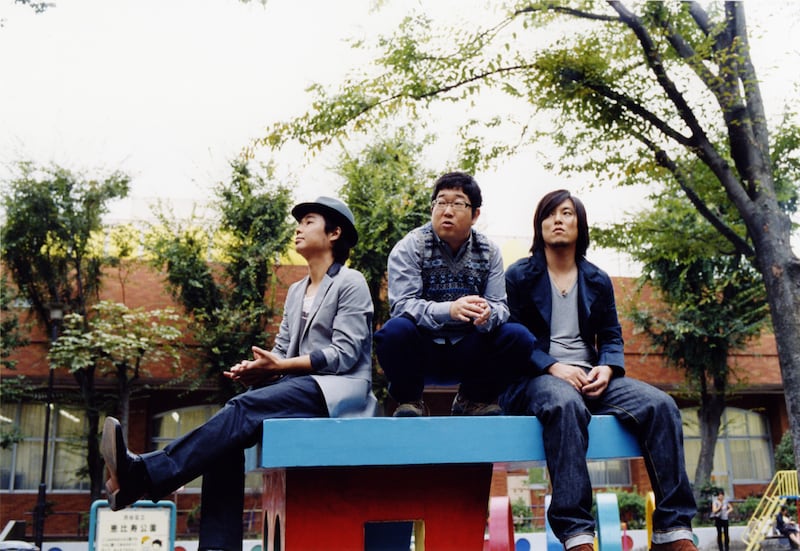 今回のツアーは11月にリリースされたシングル「ラブソング／世界をかえさせておくれよ」のレコ発ツアー。