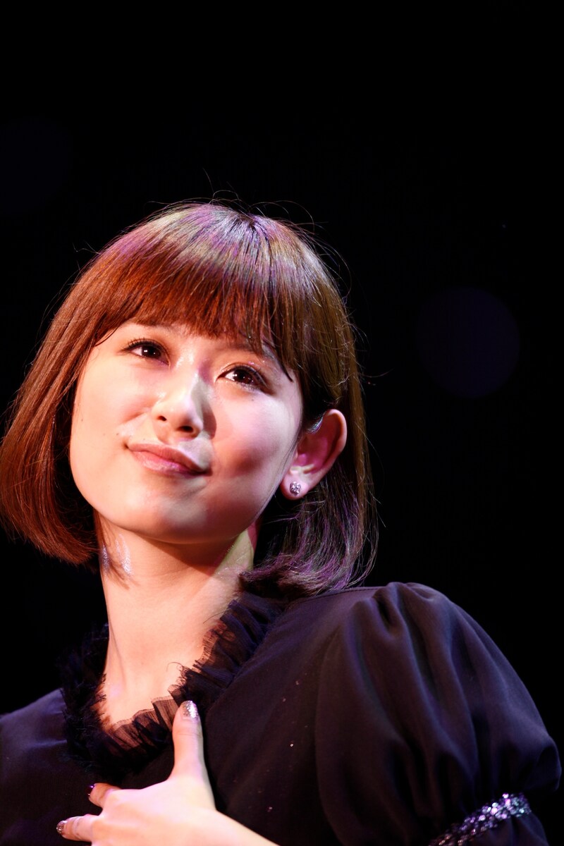 序盤の挨拶では「言葉だけじゃ伝えきれない“ありがとう”っていう想いを1曲1曲に込めて、精一杯歌います」と話した絢香（Photo: TSUKASA）。