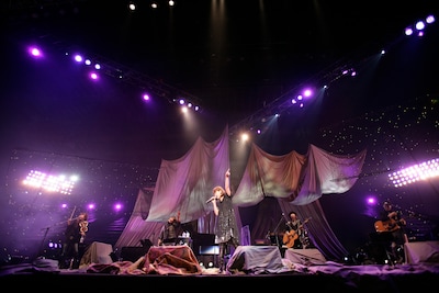 アコースティックライブという「MTV Unplugged」のコンセプトから、シンプルな布カーテンと電飾を飾った手作り感あふれるステージセットが組まれた（Photo: TSUKASA）。