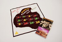 12月9日にリリースされた桑田佳祐のニューシングル「君にサヨナラを」初回限定盤ブックケース背表紙の写真には、立体視画像“マジカルアイ”が施されている。この画像をよく見ると「来年もお楽しみに！」という桑田からのメッセージが浮かび上がるが、この「お楽しみ」のひとつが今回のDVDリリースとなる。