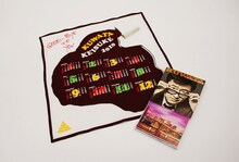 12月9日にリリースされた桑田佳祐のニューシングル「君にサヨナラを」初回限定盤ブックケース背表紙の写真には、立体視画像“マジカルアイ”が施されている。この画像をよく見ると「来年もお楽しみに！」という桑田からのメッセージが浮かび上がるが、この「お楽しみ」のひとつが今回のDVDリリースとなる。