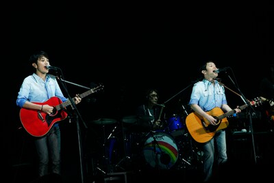 MCでは「どうもー、お揃いのシャツを着ているゆずでございますー」（悠仁）と初めてライブに来た人に自己紹介（写真：木村篤史）。